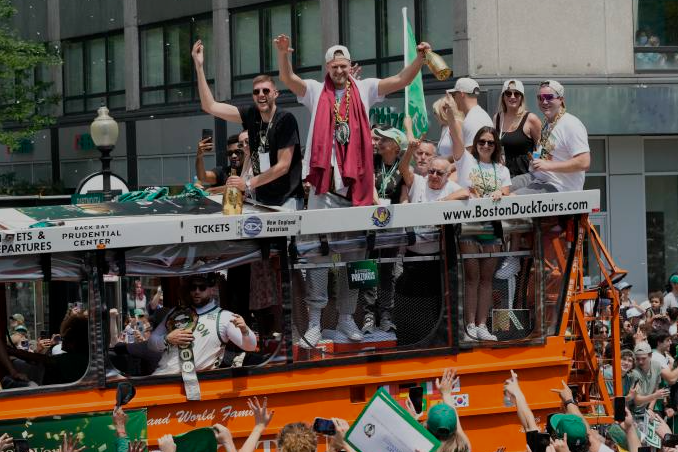 Celtics parader i Boston for å feire NBA mesterskapet